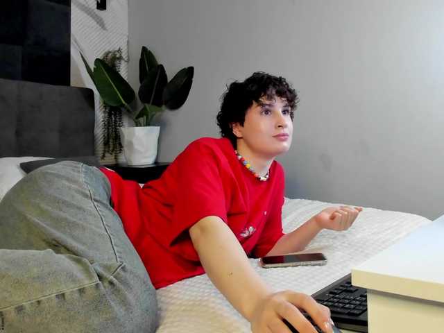 AdelinePerle live cam