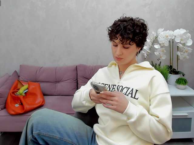 вебкам AdelinePerle