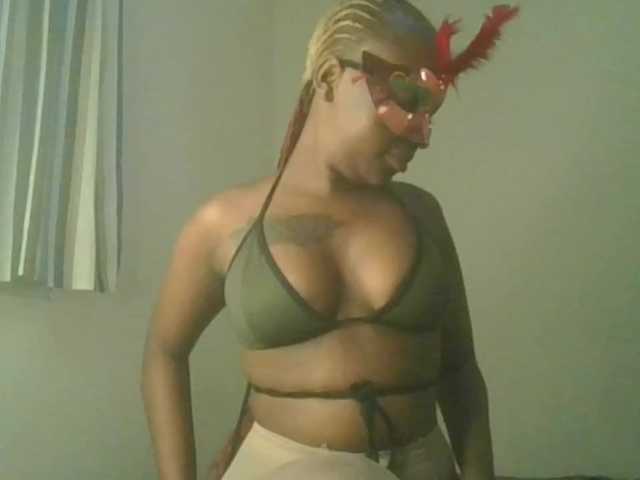 candychic's BongaCams show and profile