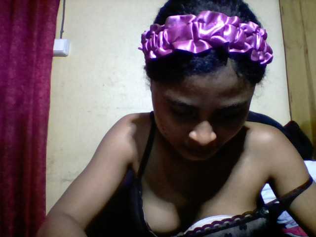 le modèle Carennehot2 est en webcam porno dans un show sur le site bongacams, il possède les tags suivants: Ebony,Brunette,Shaved