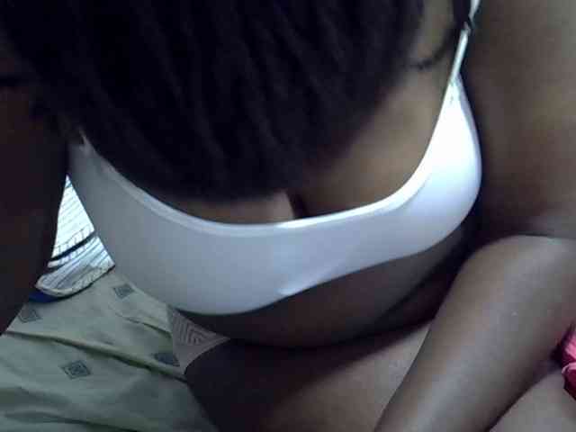 Prettybooty Live Webcam on BongaCams