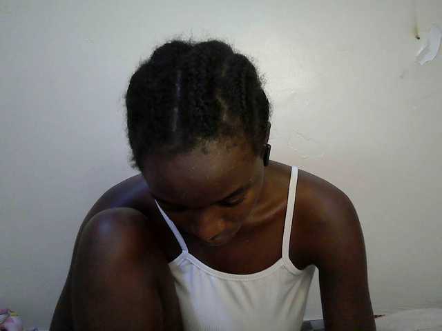 le modèle Sexy-alia est en webcam porno dans un show sur le site bongacams, il possède les tags suivants: Ebony,Brunette,Trimmed