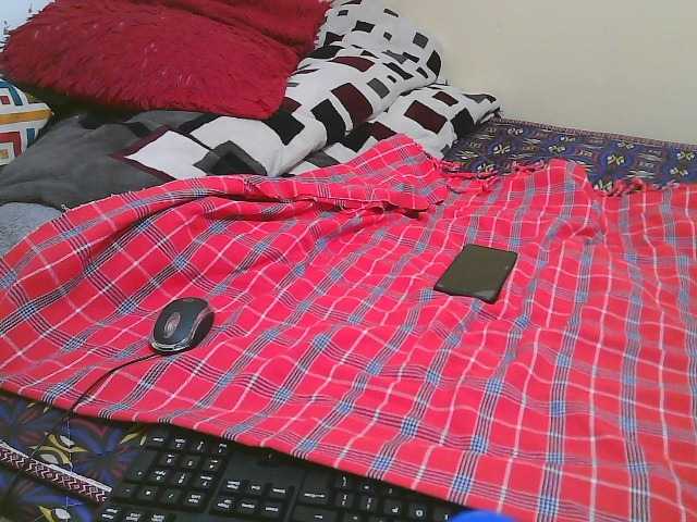 Petitelv – webcam model profile photo