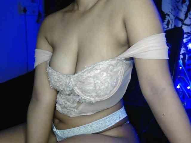 Bellaonknees Live Webcam on BongaCams