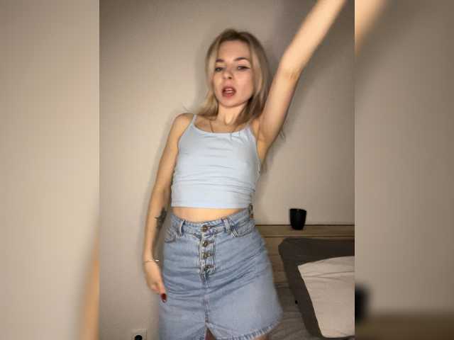 miahollis's BongaCams show and profile