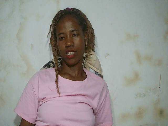 sexy-sarah's BongaCams show and profile