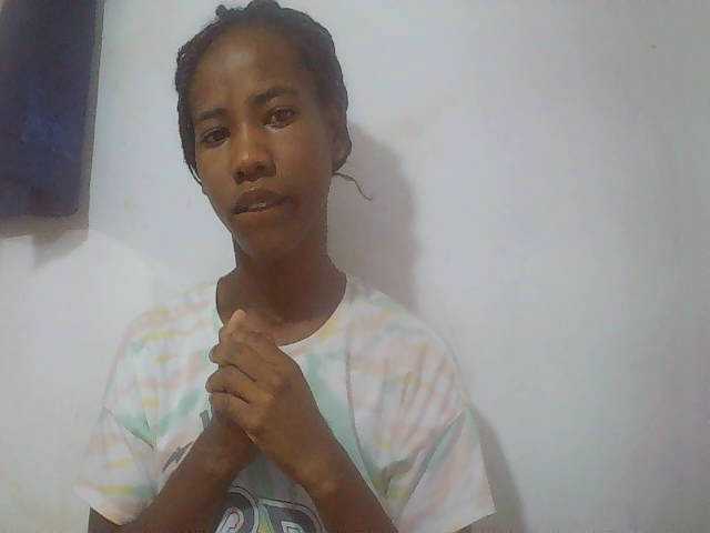 sexy-sarah's BongaCams show and profile