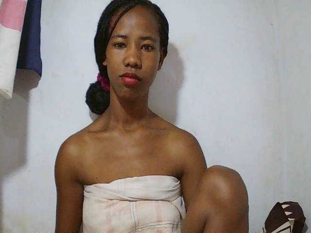 sexy-sarah's BongaCams show and profile