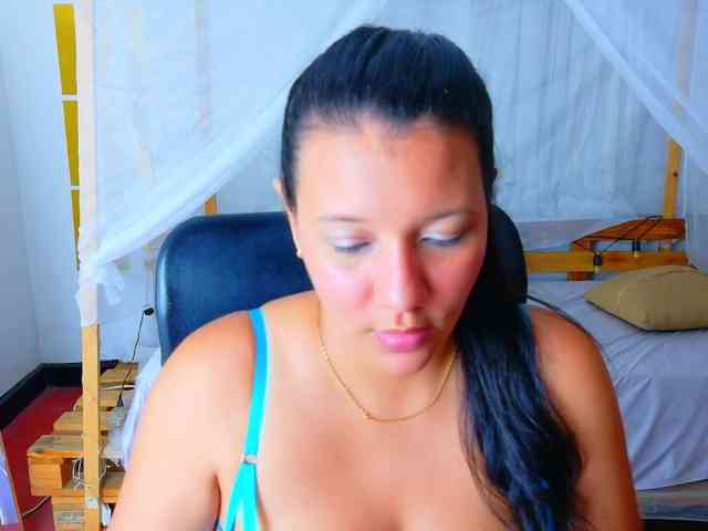 janapop Live Webcam on BongaCams