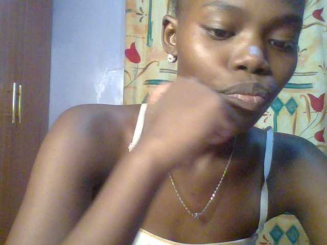 le modèle Sweet-petite est en webcam porno dans un show sur le site bongacams, il possède les tags suivants: Ebony,Brunette,Trimmed