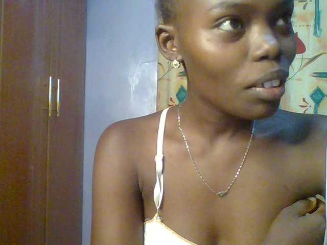 le modèle Sweet-petite est en webcam porno dans un show sur le site bongacams, il possède les tags suivants: Ebony,Brunette,Trimmed