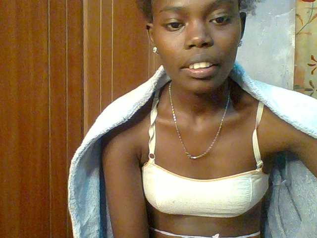 le modèle Sweet-petite est en webcam porno dans un show sur le site bongacams, il possède les tags suivants: Ebony,Brunette,Trimmed