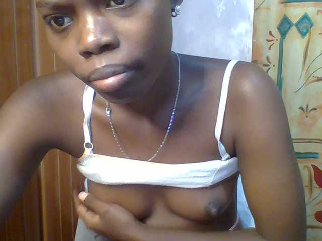 le modèle Sweet-petite est en webcam porno dans un show sur le site bongacams, il possède les tags suivants: Ebony,Brunette,Trimmed