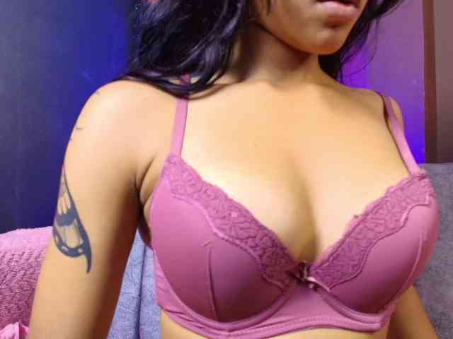 Brunette-Candy webcam