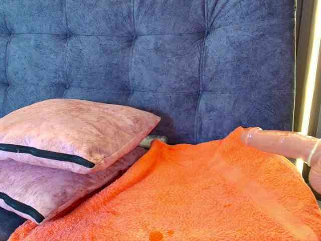 Brunette-Candy webcam