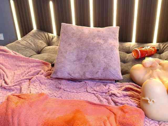 Brunette-Candy webcam