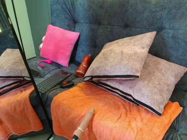 Brunette-Candy webcam