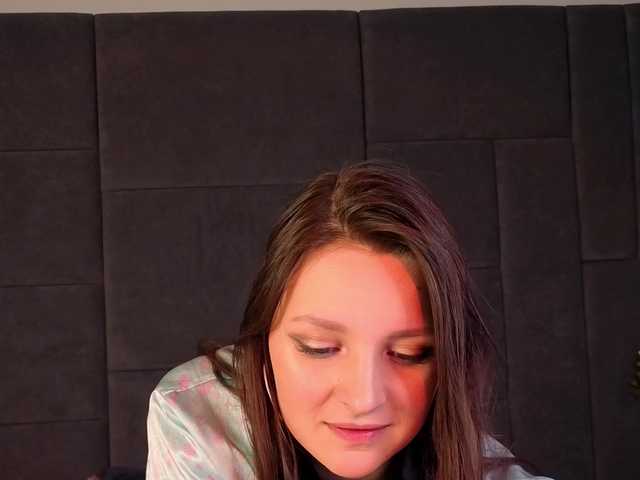 le modèle Vixsaria est en webcam porno dans un show sur le site bongacams, il possède les tags suivants: White/Caucasian,Brunette,Shaved