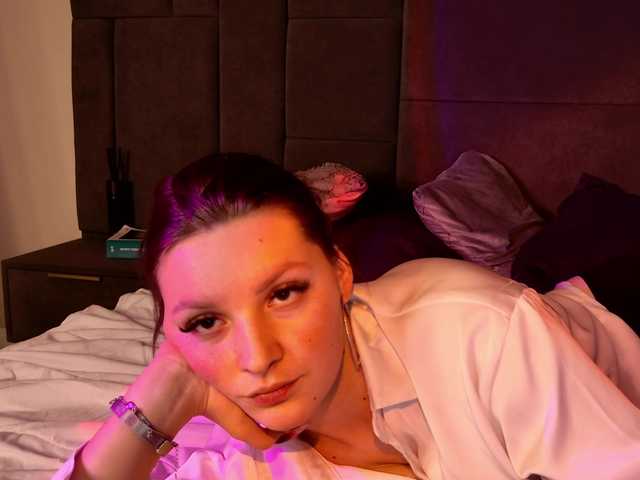 Vixsaria's BongaCams show and profile