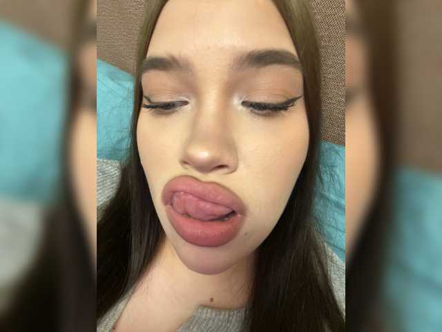 Glossmixdoll's BongaCams show and profile