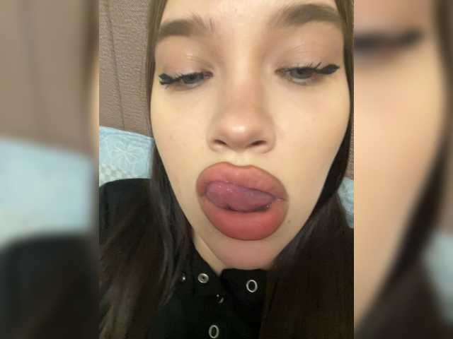 Glossmixdoll's BongaCams show and profile