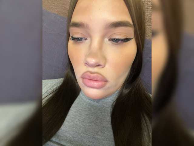 Glossmixdoll's BongaCams show and profile