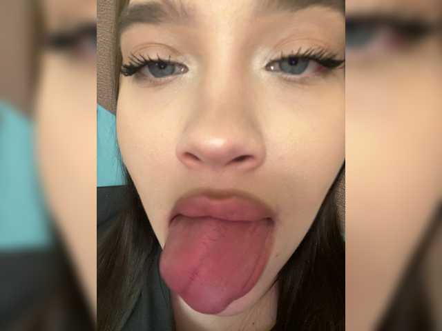 Glossmixdoll's BongaCams show and profile