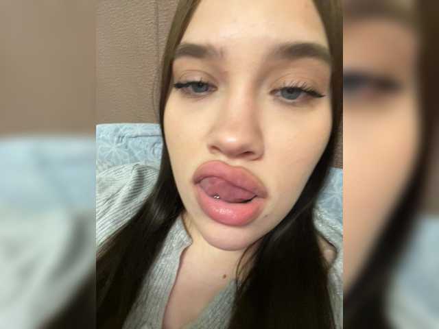 Glossmixdoll's BongaCams show and profile