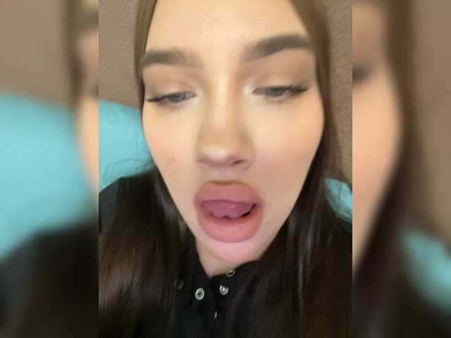 Glossmixdoll's BongaCams show and profile