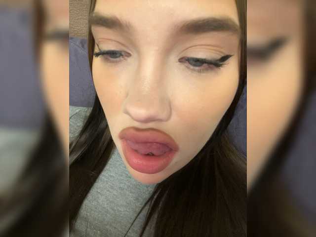 Glossmixdoll's BongaCams show and profile