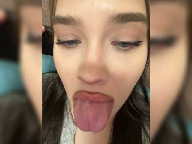 Glossmixdoll's BongaCams show and profile