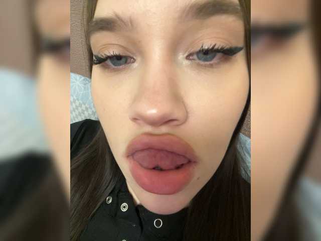 Glossmixdoll's BongaCams show and profile