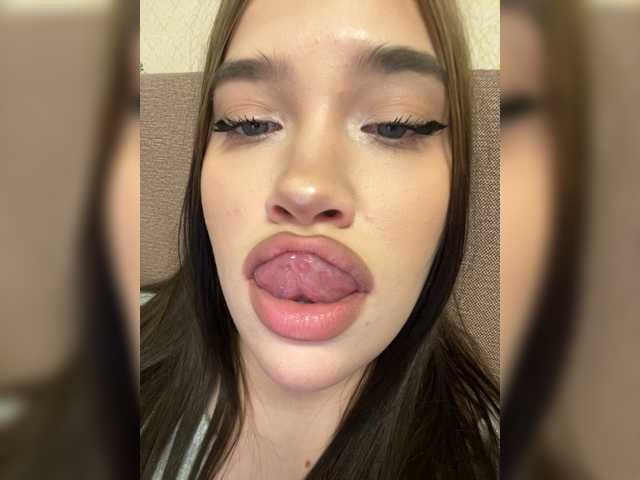 Glossmixdoll's BongaCams show and profile