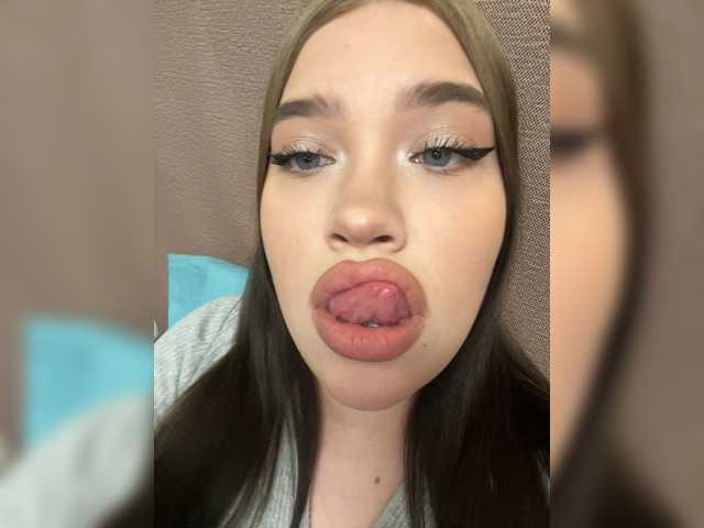 Glossmixdoll's BongaCams show and profile