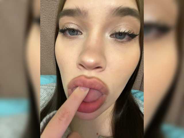 Glossmixdoll's BongaCams show and profile