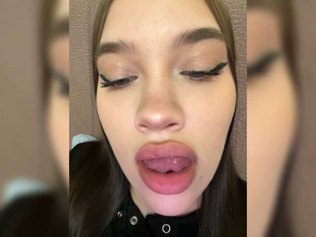 Glossmixdoll's BongaCams show and profile