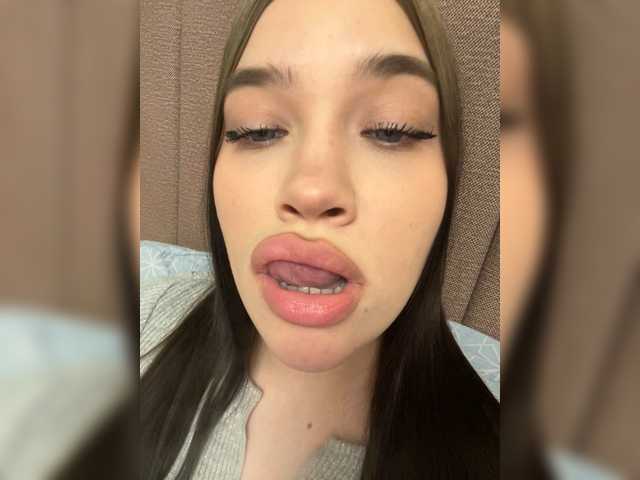 Glossmixdoll's BongaCams show and profile