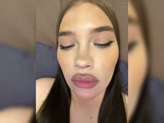 Glossmixdoll's BongaCams show and profile