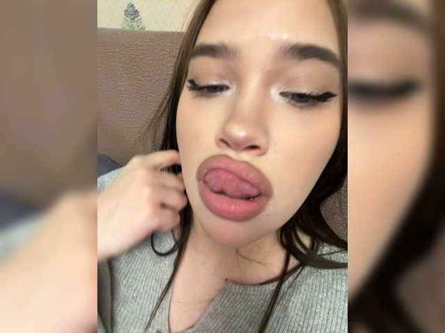 Glossmixdoll's BongaCams show and profile