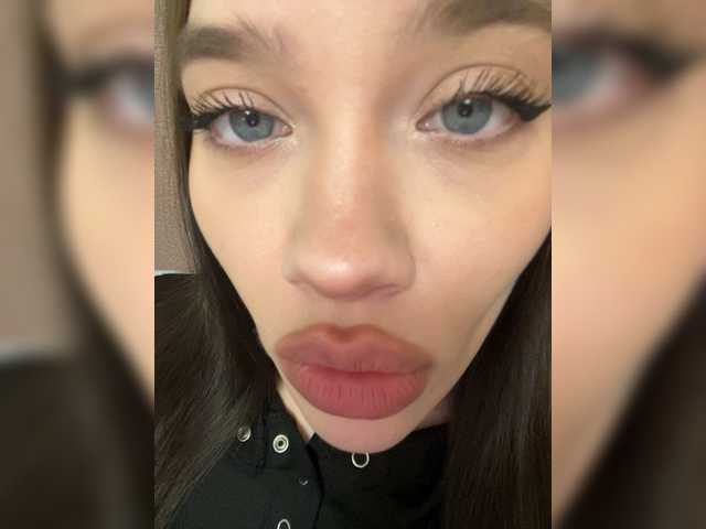 Glossmixdoll's BongaCams show and profile