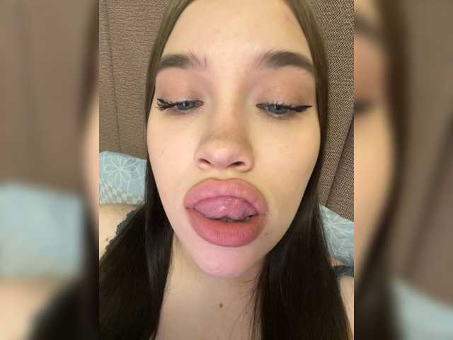 Glossmixdoll's BongaCams show and profile