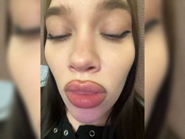 Glossmixdoll's BongaCams show and profile