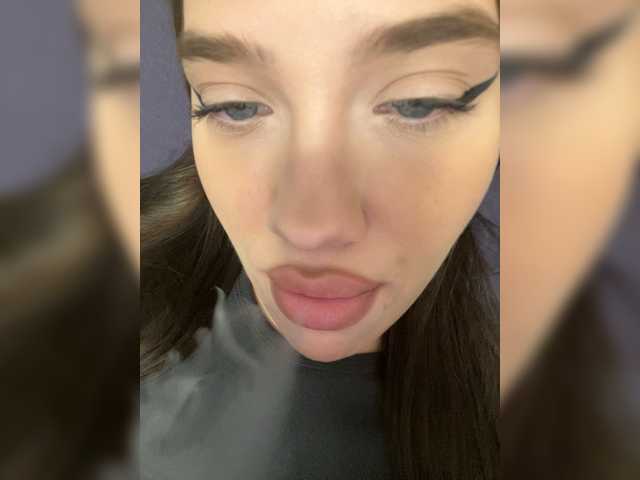 Glossmixdoll's BongaCams show and profile