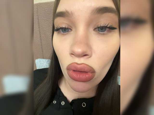 Glossmixdoll's BongaCams show and profile