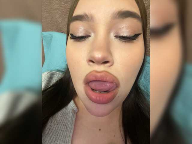 Glossmixdoll's BongaCams show and profile