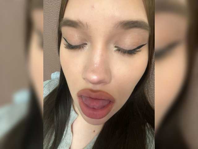 Glossmixdoll's BongaCams show and profile