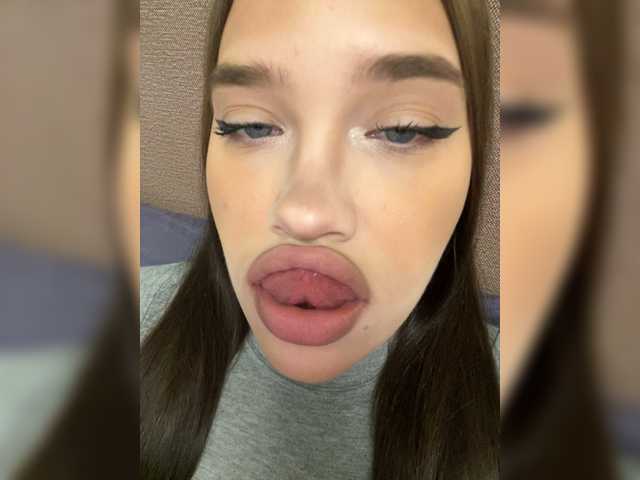 Glossmixdoll's BongaCams show and profile