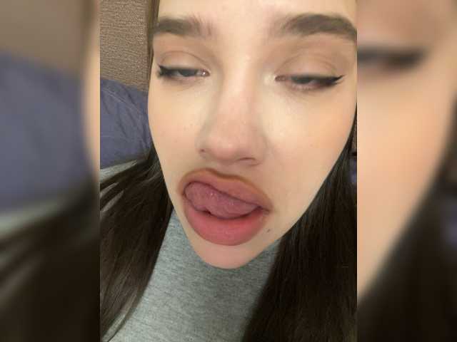 Glossmixdoll's BongaCams show and profile