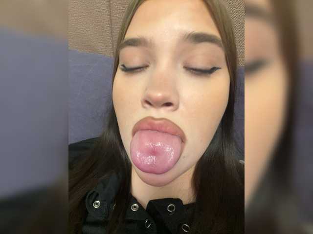 Glossmixdoll's BongaCams show and profile