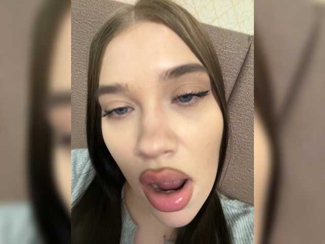 Glossmixdoll's BongaCams show and profile